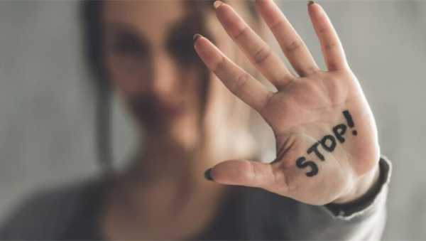 Ενδοοικογενειακή βία: 379 συλλήψεις σε μία εβδομάδα – Χορηγήθηκε Panic Button σε 81 γυναίκες