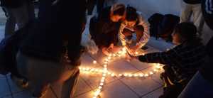 Τραγωδία στα Τέμπη: Με αναμμένα κεριά και πανό φώναξαν «όχι άλλοι νεκροί στον βωμό του κέρδους»