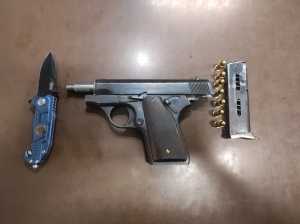 Νέα Σμύρνη: Συνελήφθη νεαρός με «γεμάτο» πιστόλι και μαχαίρι στην τσέπη