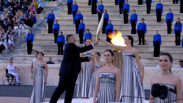 Βίντεο: Παράδοση της Δάδας και αποχώρηση της Ολυμπιακής Φλόγας