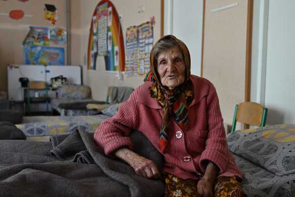 Ουκρανία: Η εξαντλητική πορεία μιας 97χρονης για να γλιτώσει από τους βομβαρδισμούς στο χωριό της