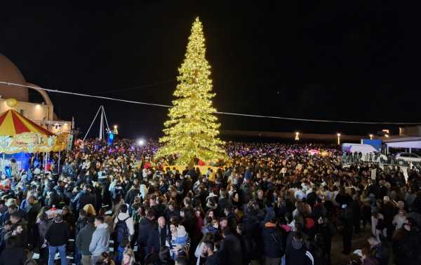Χανιά: “Άναψε” το χριστουγεννιάτικο δέντρο- “Πλημμύρισε” με… φως το ενετικό λιμάνι | φωτο &amp; video