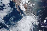 Ο τυφώνας Χίλαρι που κατευθύνεται στις ΗΠΑ εξασθενίζει στην κατηγορία 2