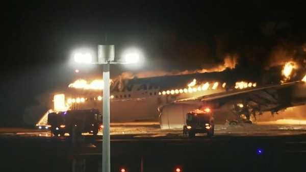 Τόκιο: Στις φλόγες δύο αεροσκάφη που συγκρούστηκαν στο αεροδρόμιο – Αγωνία για τους 5 επιβαίνοντες του μικρού αεροπλάνου