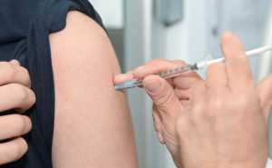Covid – 19: Παίζει ρόλο σε ποιο χέρι γίνεται το εμβόλιο, σύμφωνα με έρευνα