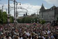 Ουγγαρία: Χιλιάδες πολίτες σε αντικυβερνητική διαδήλωση στο προπύργιο του κόμματος του Όρμπαν