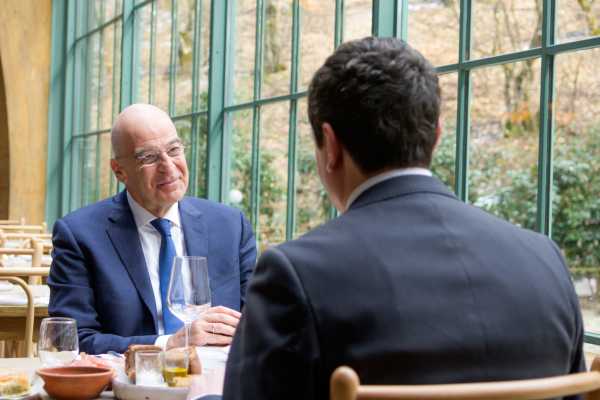 Επίσκεψη Δένδια στο Κόσοβο: Η συνάντησή του με τον πρωθυπουργό