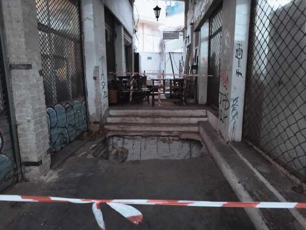 Θεσσαλονίκη: Υποχώρησε το οδόστρωμα και έπεσαν σε τρύπα 3 μέτρων