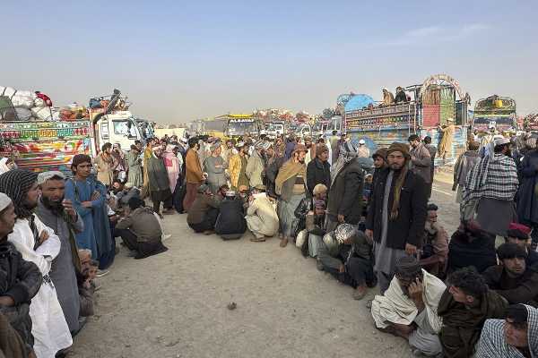 Πακιστάν: Χιλιάδες «παράτυποι» Αφγανοί εγκαταλείπουν τη χώρα πριν απελαθούν
