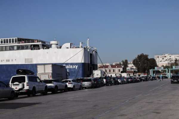 Αυξημένη η κίνηση στο λιμάνι του Πειραιά – Ενισχυμένα τα δρομολόγια