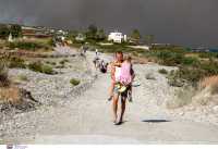 Φωτιά στη Ρόδο: Ενεργοποιείται η Μονάδα Διαχείρισης Κρίσεων του ΥΠΕΞ για εκκένωση ξένων πολιτών