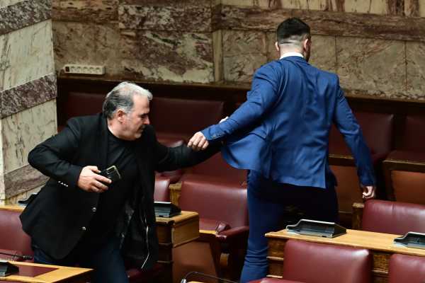 Στρ. Σιμόπουλος (βουλευτής ΝΔ): Περιγράφει την απίστευτη σκηνή με τις γροθιές στη Βουλή – «Σε έξαλλη κατάσταση ο κ. Φλώρος»