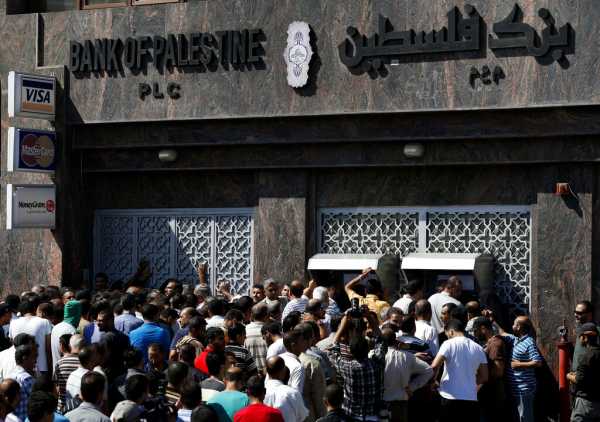 Γάζα: Ομάδες ενόπλων έκλεψαν εκατομμύρια από χρηματοκιβώτια τραπεζών, σύμφωνα με τη Le Monde