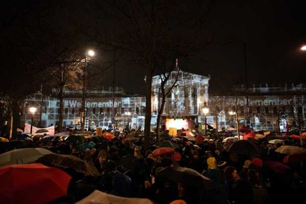Βιέννη: Δεκάδες χιλιάδες άνθρωποι διαδήλωσαν κατά της ακροδεξιάς