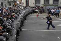 Αργεντινή: Διαδηλώσεις κι επεισόδια παραμονή των 100 ημερών της προεδρίας Μιλέι