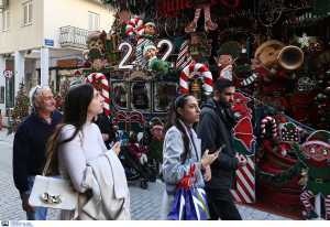Εορταστικός προορισμός η Αθήνα – Πλήθος τουριστών στην πρωτεύουσα για την Πρωτοχρονιά