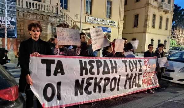 Τραγωδία στα Τέμπη: Σιωπηρή διαμαρτυρία από φοιτητές στην Αντιπεριφέρεια Χανίων | φωτο