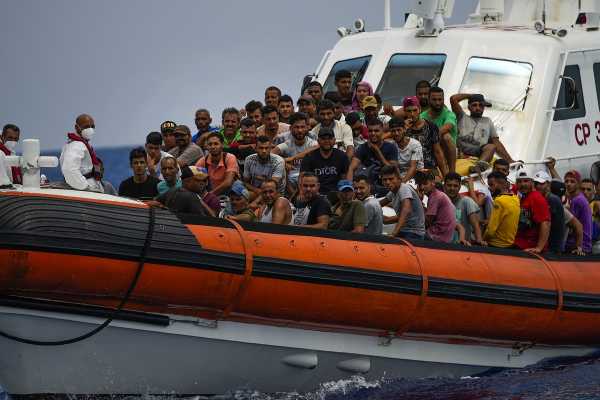 ΟΗΕ: Ανησυχία για την τύχη εκατοντάδων μεταναστών στα σύνορα Τυνησίας-Λιβύης