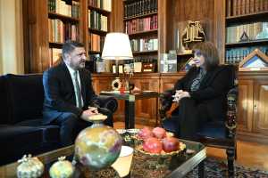 Η Κ. Σακελλαροπούλου υποδέχθηκε τον Νίκο Χαρδαλιά στο Προεδρικό Μέγαρο: «Η Περιφέρεια έχει ευθύνη για την ασφάλεια όλων μας»