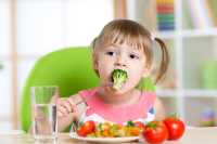 4 φράσεις που δεν πρέπει να πείτε ποτέ στα παιδιά σας αν θέλετε να τρώνε υγιεινά