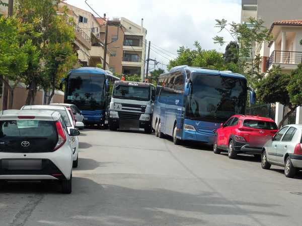 Χανιά: Αλαλούμ με τη στάθμευση λεωφορείων στην Χαλέπα - Καθημερινό μποτιλιάρισμα και σκηνές αναρχίας (pics, vid)