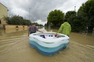 Πλημμύρες από τη σφοδρή κακοκαιρία στην Ιταλία – Χωρίς σιδηροδρομική σύνδεση με τη Γαλλία λόγω κατολίθησης