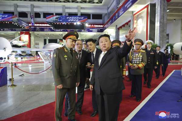 Βόρεια Κορέα: Ο Κιμ Γιονγκ Ουν παρακολουθεί στρατιωτική παρέλαση κατα την οποία  επιδεικνύονται νέοι ICBM και UAVs