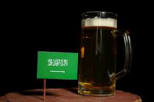 Σαουδική Αραβία: Πώς ρέει το απαγορευμένο αλκοόλ στο βασίλειο – Τι θέλει να πετύχει με την πρώτη κάβα