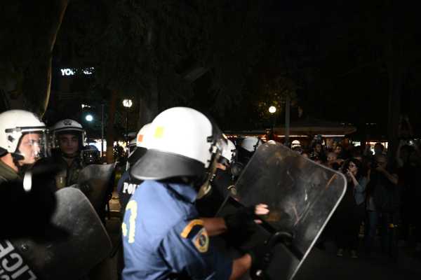 Πλατεία Βικτωρίας: Προκαταρκτική έρευνα για βιντεο με αστυνομικούς που ξυλοκοπούν διαδηλωτή