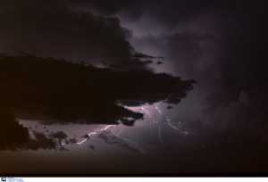 Η κακοκαιρία-εξπρές «σαρώνει» τη χώρα: Καταιγίδες και άνεμοι κατά τη διάρκεια της νύχτας – Ο καιρός την Δευτέρα