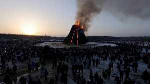 Βίντεο: Με ένα φλεγόμενο αχυρένιο ηφαίστειο αποχαιρετούν τον χειμώνα οι Ρώσοι