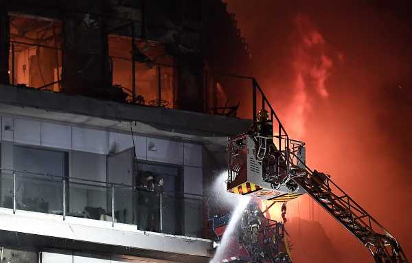 Ισπανία: 4 νεκροί και έως 19 αγνοούμενοι στην πυρκαγιά του 14ώροφου κτιρίου που κάηκε «σαν να ήταν από άχυρο»