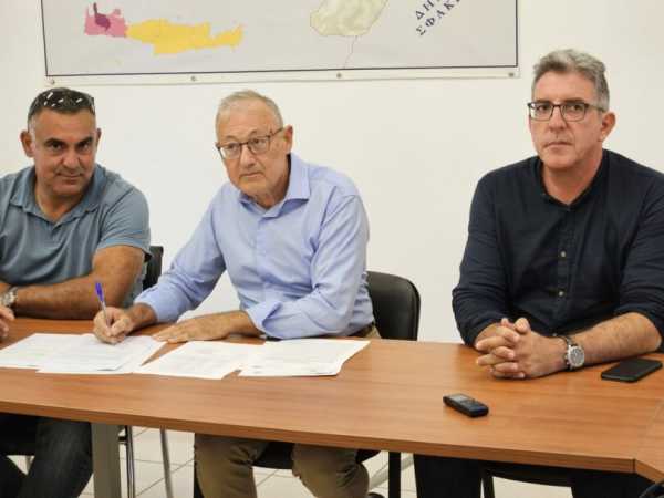 Χανιά: Υπογραφή σύμβασης για την αντικατάσταση πεπαλαιωμένων δικτύων ύδρευσης στις ΔΕ Βουκολιών και Κολυμβαρίου