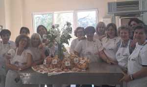 Η εθελοντική ομάδα «Γειτόνισσες Χαλέπας» ετοίμασαν πασχαλινά κουλουράκια για την στήριξη του «Ορίζοντα» και του «Κυττάρου Χαλέπας»