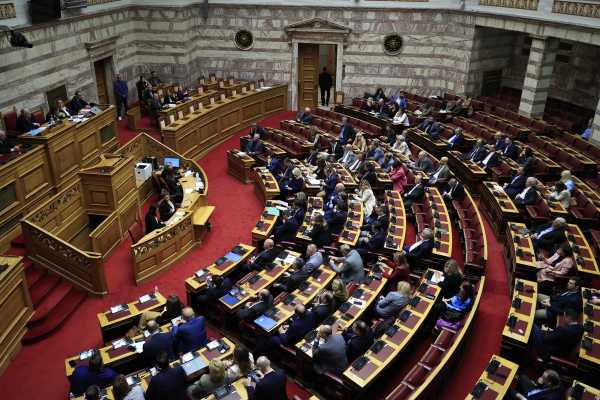 Πρόταση δυσπιστίας: Τριήμερο υψηλής έντασης στη Βουλή – Διαξιφισμοί με το «καλησπέρα» στην Ολομέλεια