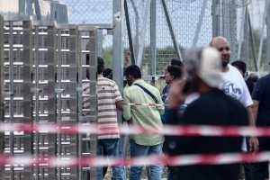 Κλιμάκιο του ΚΚΕ στη δομή προσφύγων στη Μαλακάσα