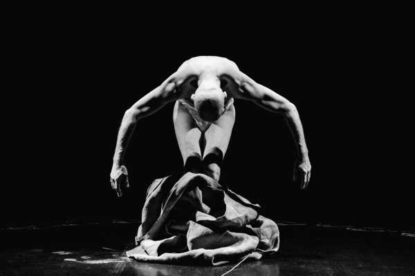 «The False David»: Μια παράσταση Ιαπωνικού Butoh με τον θρυλικό χορευτή Imre Thormann