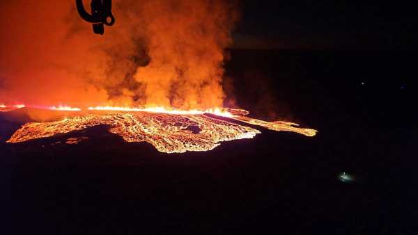 Ισλανδία: Στο λιμάνι του Γκρίνταβικ η λάβα του ηφαιστείου – Κάηκαν σπίτια