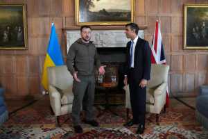 Ο Σουνάκ είπε στον Ζελένσκι ότι η Βρετανία «βρίσκεται σταθερά δίπλα στην Ουκρανία»