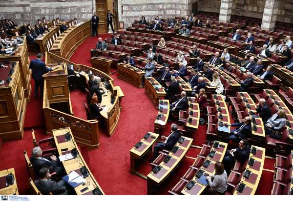 Μετωπική σύγκρουση κυβέρνησης – αντιπολίτευσης για την πρόταση δυσπιστίας: Συνεχίζεται η συζήτηση στη Βουλή