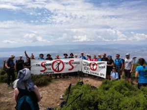Aνέβηκαν στην κορυφή στα Γεράνεια Όρη για διαμαρτυρία κατά των ανεμογεννητριών
