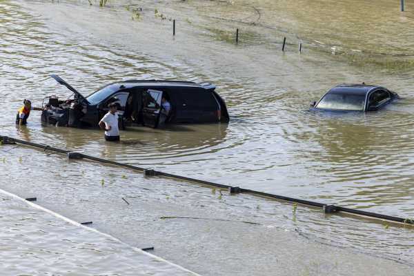 Πλημμύρες έπληξαν τις χώρες του Κόλπου – Καμήλες παρασύρθηκαν από τα ορμητικά νερά (video)