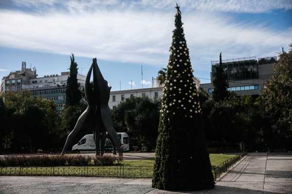Άγνωστοι «έγδυσαν» το χριστουγεννιάτικο δέντρο στην πλατεία Κλαυθμώνος
