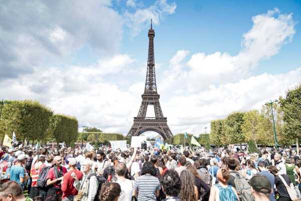 Γαλλία: Το «κομβόι του νερού» έφτασε στο Παρίσι