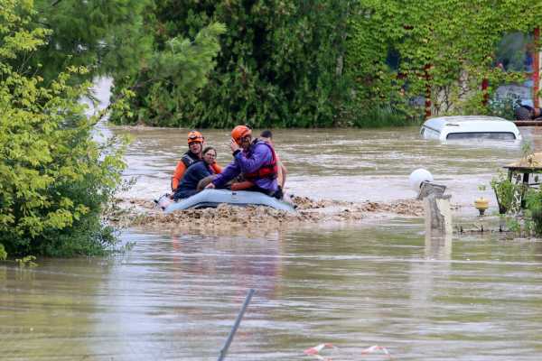 Λάρισα: Πλημμύρες και καταστροφές σε πολλές περιοχές – Απεγκλωβισμοί με βάρκες