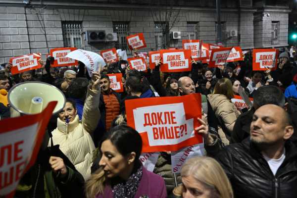Βελιγράδι: Νέα διαδήλωση με αίτημα την επανάληψη των δημοτικών εκλογών – Συνεχίζουν την απεργία πείνας οι δύο ηγέτες της αντιπολίτευσης