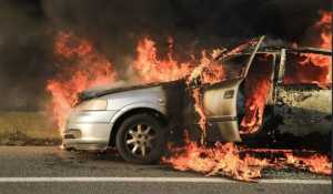 Κρήτη: Στις φλόγες παραδόθηκε σταθμευμένο αυτοκίνητο