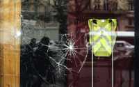 Γαλλία: Νεαροί επιτέθηκαν σε αστυνομικό τμήμα με αφορμή τον θάνατο 18χρονου σε καταδίωξη 