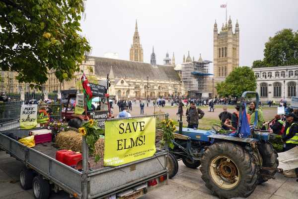 Βρετανία: Αγρότες με τα τρακτέρ διαδήλωσαν στο  κοινοβούλιο