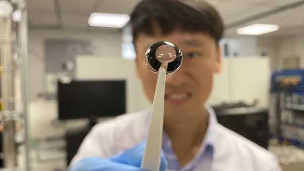 Επιστήμονες δημιούργησαν μια μπαταρία για «έξυπνους» φακούς επαφής που φορτίζεται με ανθρώπινα δάκρυα